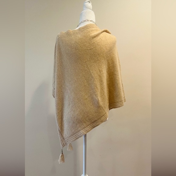 Lilly Pulitzer 100% Cashmere creamy tan wrap w/ delicate detail edging 1 Sz.NWOT - Picture 3 of 8